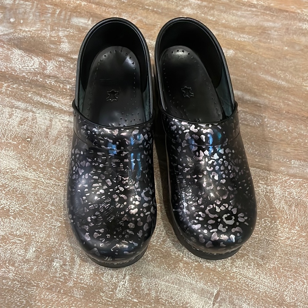 DANSKO 39 black silver cheetah print nursing career shoes